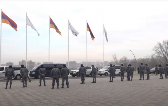 Մեծ թվով ոստիկաններ հսկում են համալիրի տարածքը